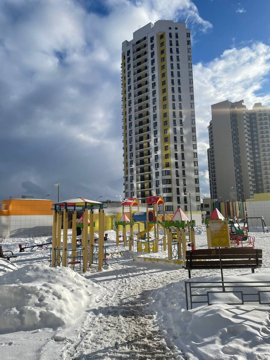 Название: "Солнечная детская площадка". Место: ЖК "Крыласткий". Автор: Карманова А.