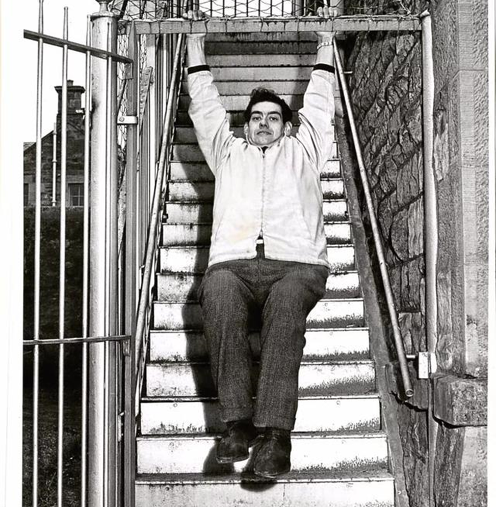 Врачи стали подбирать ему диету, составляя план питания. Но 27-летний молодой человек был настолько напуган, что решил действовать кардинально. Он решил полностью отказаться от еды и уговорил врачей помочь ему в этом, отслеживая состояние его здоровья.