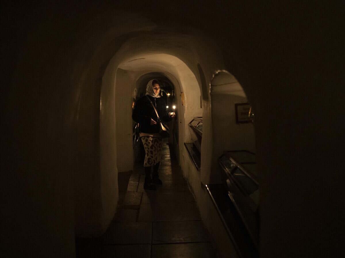    Верующая в коридорах Киево-Печерской Лавры. Февраль 2023 года © AP Photo / Daniel Cole