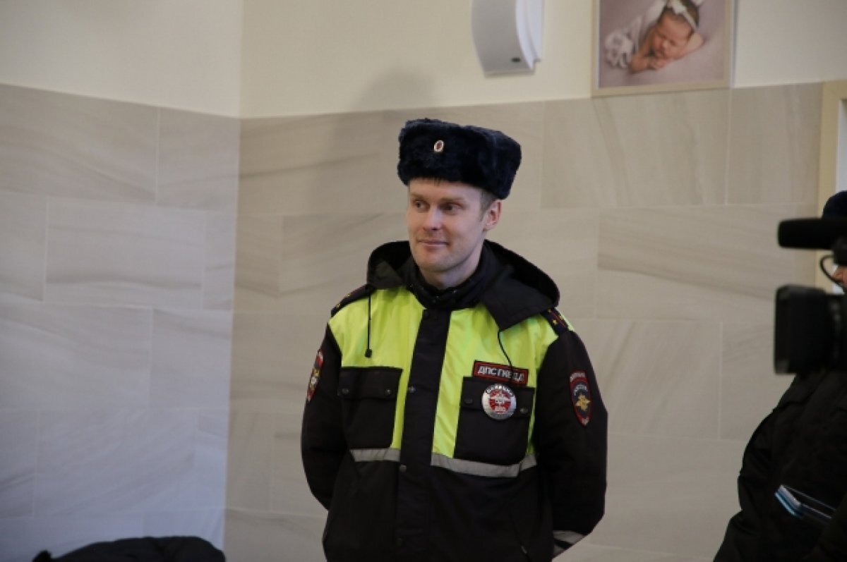    Акушер с мигалкой: сотрудник ГИБДД принял роды на трассе Псков - Рига