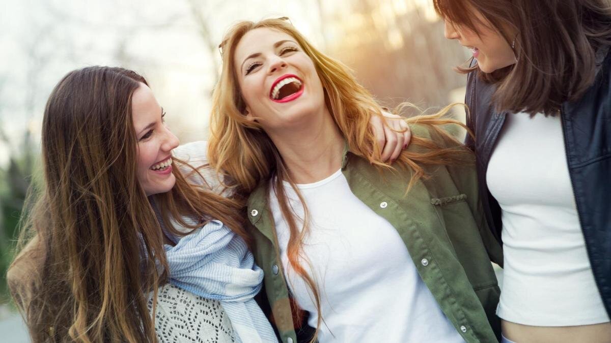    Смеющиеся молодые девушки:Freepik