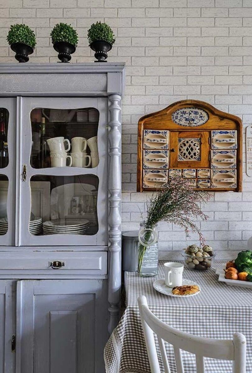 Дом в стиле прованс с борзыми собаками среди полей: голубой буфет ...