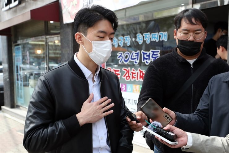 Чон У Вон, внук покойного бывшего президента Чона Ду Хвана, отвечает на вопросы журналистов в Кванджу.