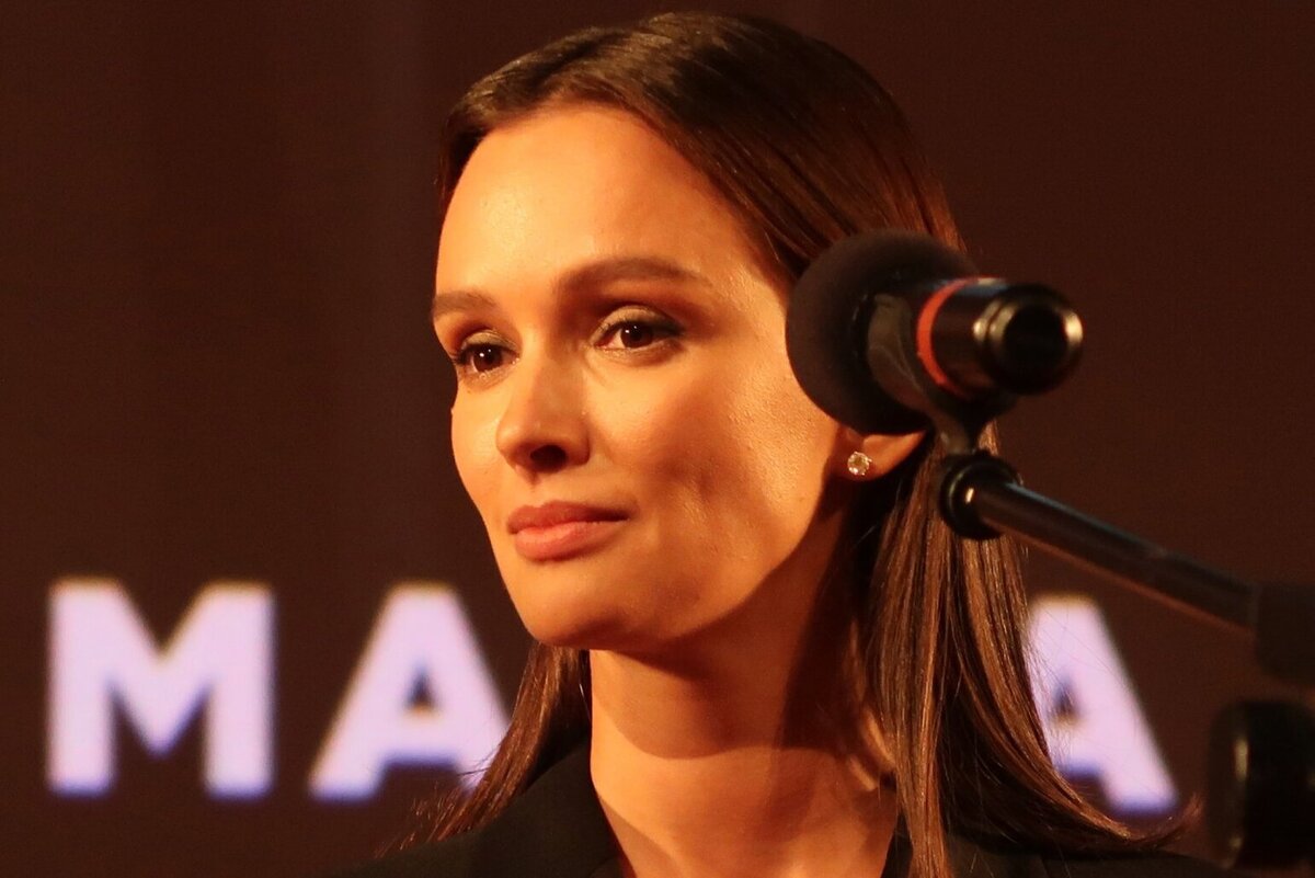     «Я создала это с любовью»: Паулина Андреева на премьере сериала «Актрисы» поклонилась звездным друзьям