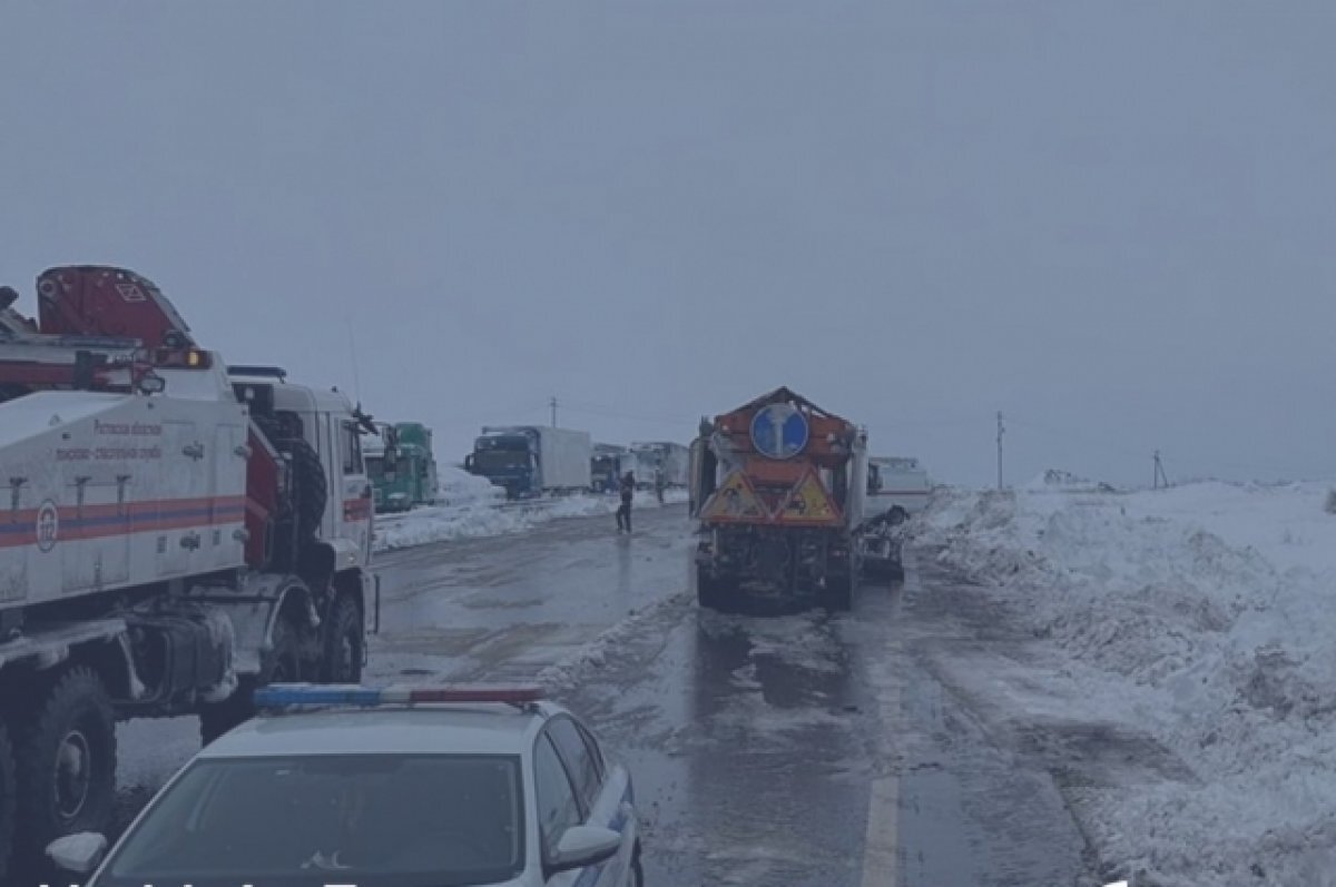    Семья воронежцев с детьми ночевала в снежном плену на ростовской трассе