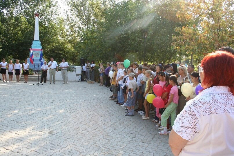 МКУ «Красноярский районный архив». с. Красный Яр. Участники митинга, посвященного памяти погибших от теракта в г. Беслане, 02.09.2007 (МКУ КРА. Ф.51, Оп.2, Д.37).