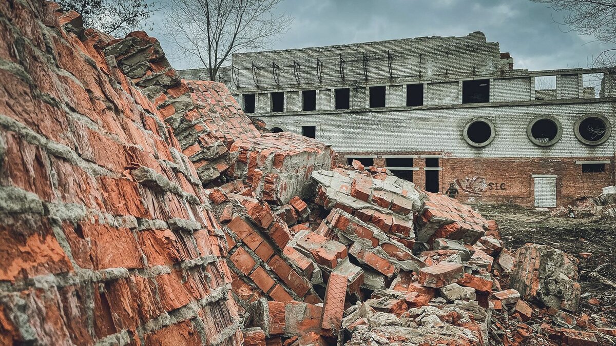     В Волгограде приступили к сносу, пожалуй, самого известного заброшенного здания цента Волгограда. Колоритный недострой не вписался в новую концепцию благоустройства поймы реки Царицы: вскоре на его месте расположится современный технопарк.