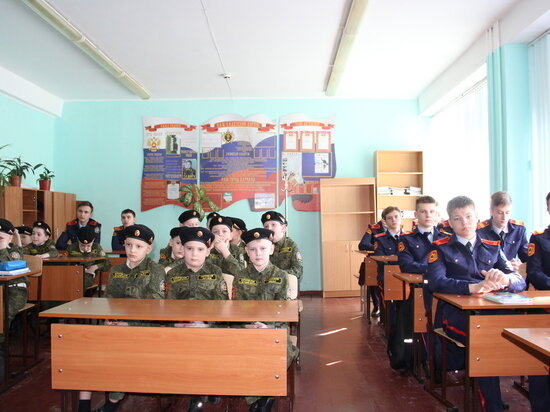     Дети внимательно слушали гостью. Фото автора