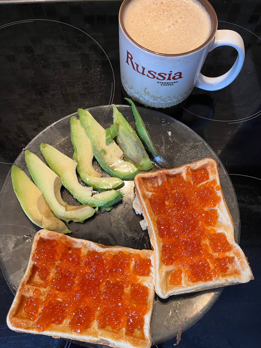 Воскресный завтрак человека, потерявшего на диете 9 кг за 2,5 месяца. На тарелке планки: по авокадо, по Омеге, по яйцам, по кальцию, по белку. Новая планка - по оливковому маслу.