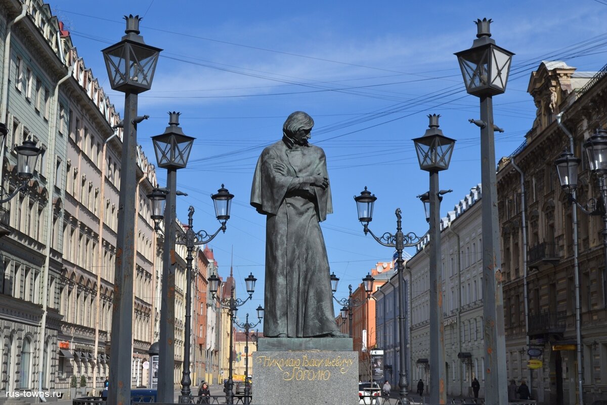 Гоголь годы в петербурге. Памятник Гоголю в Санкт-Петербурге. Памятник Гоголю в Питере на малой Конюшенной. Статуя Гоголя в Санкт Петербурге.