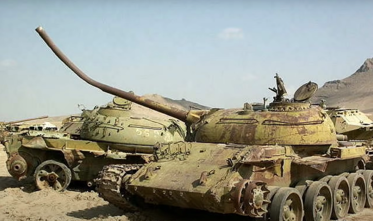 Военная техника после войны. Т-62 В Афганистане. Танк т 34 в Афганистане. Кладбище советских танков в Афганистане. Подбитый т-62.