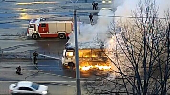     Транспортное средство сгорело дотла. Появилось видео пожара.