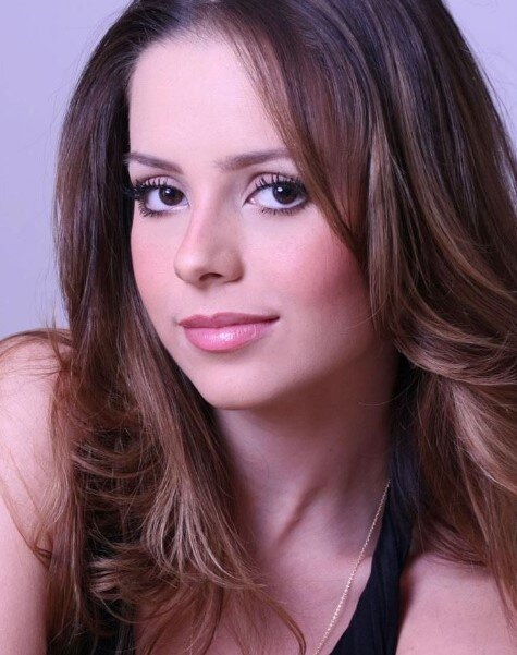 Сэнди (Sandy Leah Lima) - бразильская певица, автор песен и актриса.