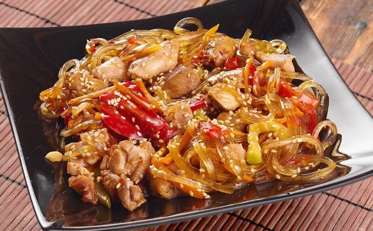 Фунчоза с курицей и овощами