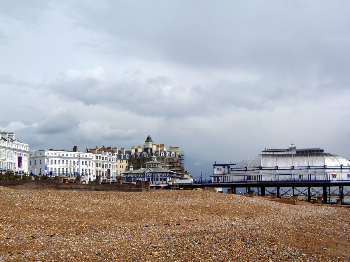 Белое здание напротив пирса - это и есть отель