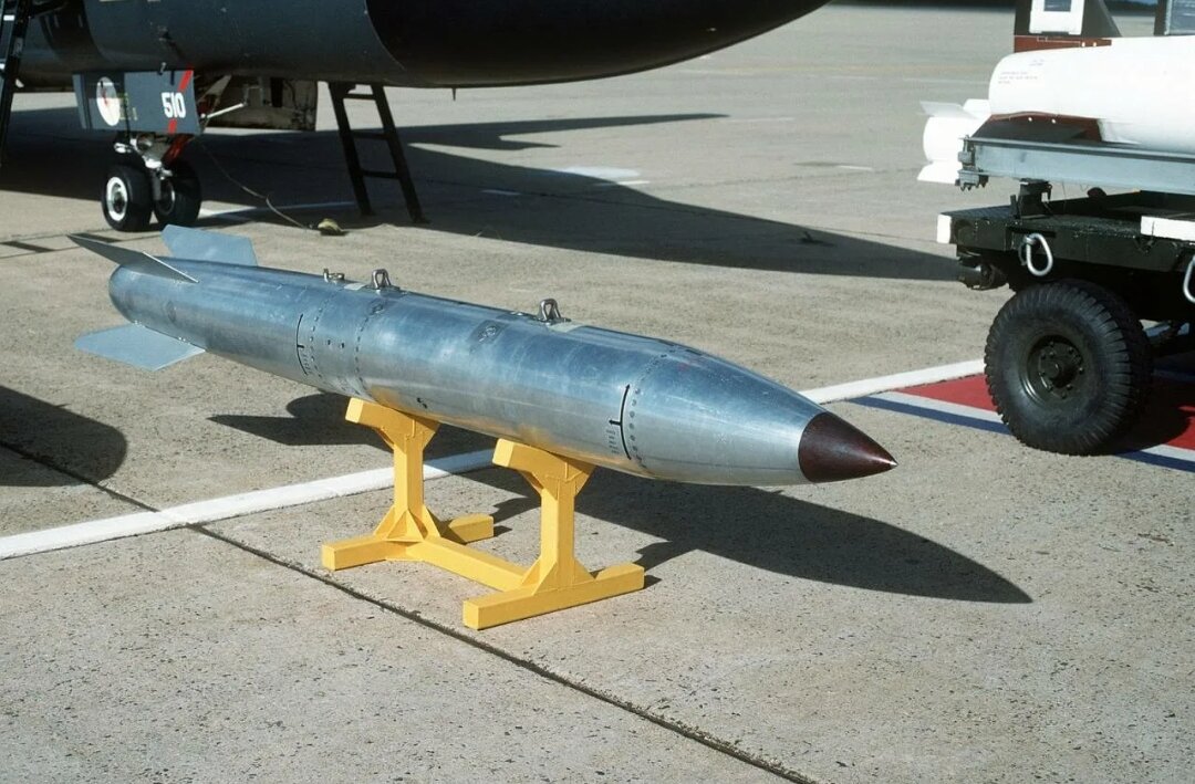 Б 61 12. B61 ядерное оружие. Американская атомная бомба b61. 61 Бомба. В-61 ядерная бомба.