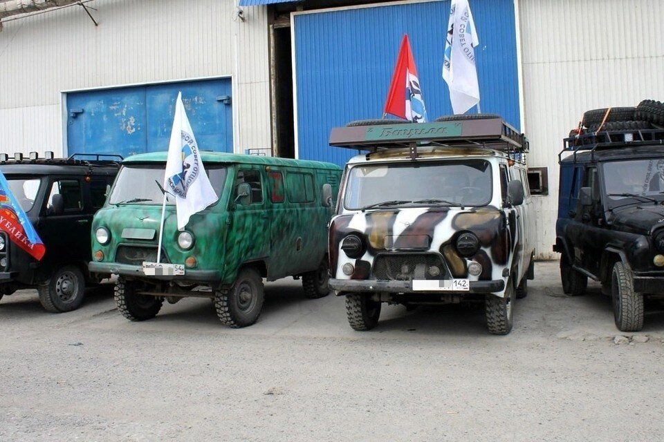     Из Новосибирска на Донбасс отправили 4 УАЗа. Фото: Андрей СЕГЕДА.