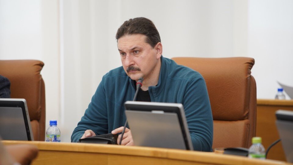     Депутат известен своими резкими, а иногда и экстравагантными выступлениями