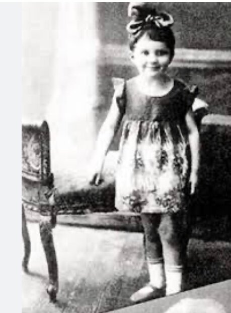 Элина в детстве.