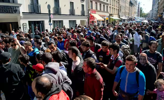 Осень 2015 г.: беженцев, только что прибывших на поезде, сопровождают от центрального железнодорожного вокзала Мюнхена до места проживания.