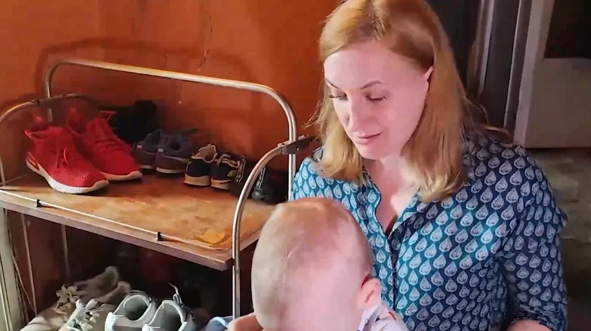 Анна Ерешко с ребенком. Фото: Стоп кадр из видео / t.me/izvestia