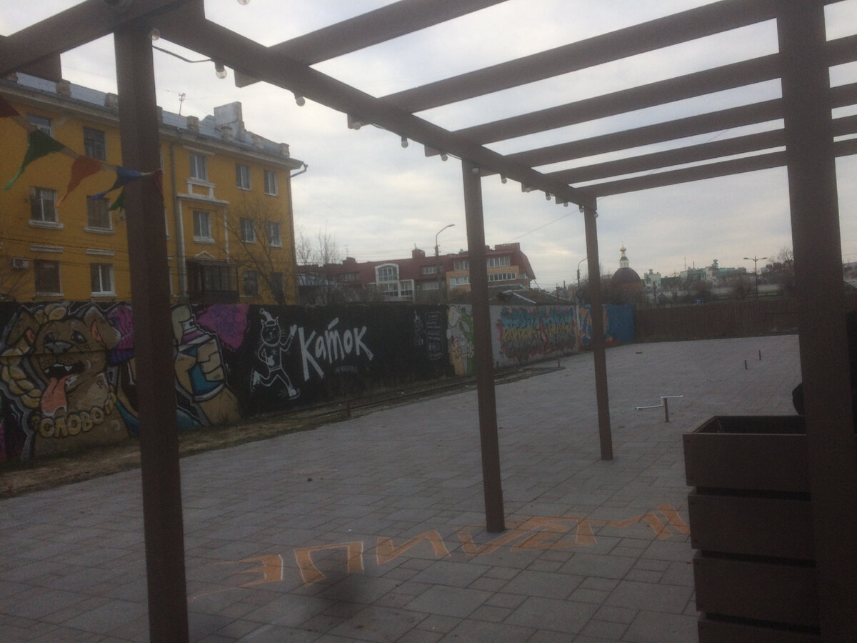 Девчонки постарались украсить вход мелками