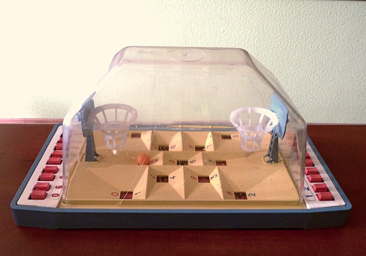 Каждая из этих фотографий способна вызвать миниатюрный приступ ностальгии. Сейчас почти все эти вещи выглядят бесполезными и неудобными, но когда-то давно – это была просто мечта.-13