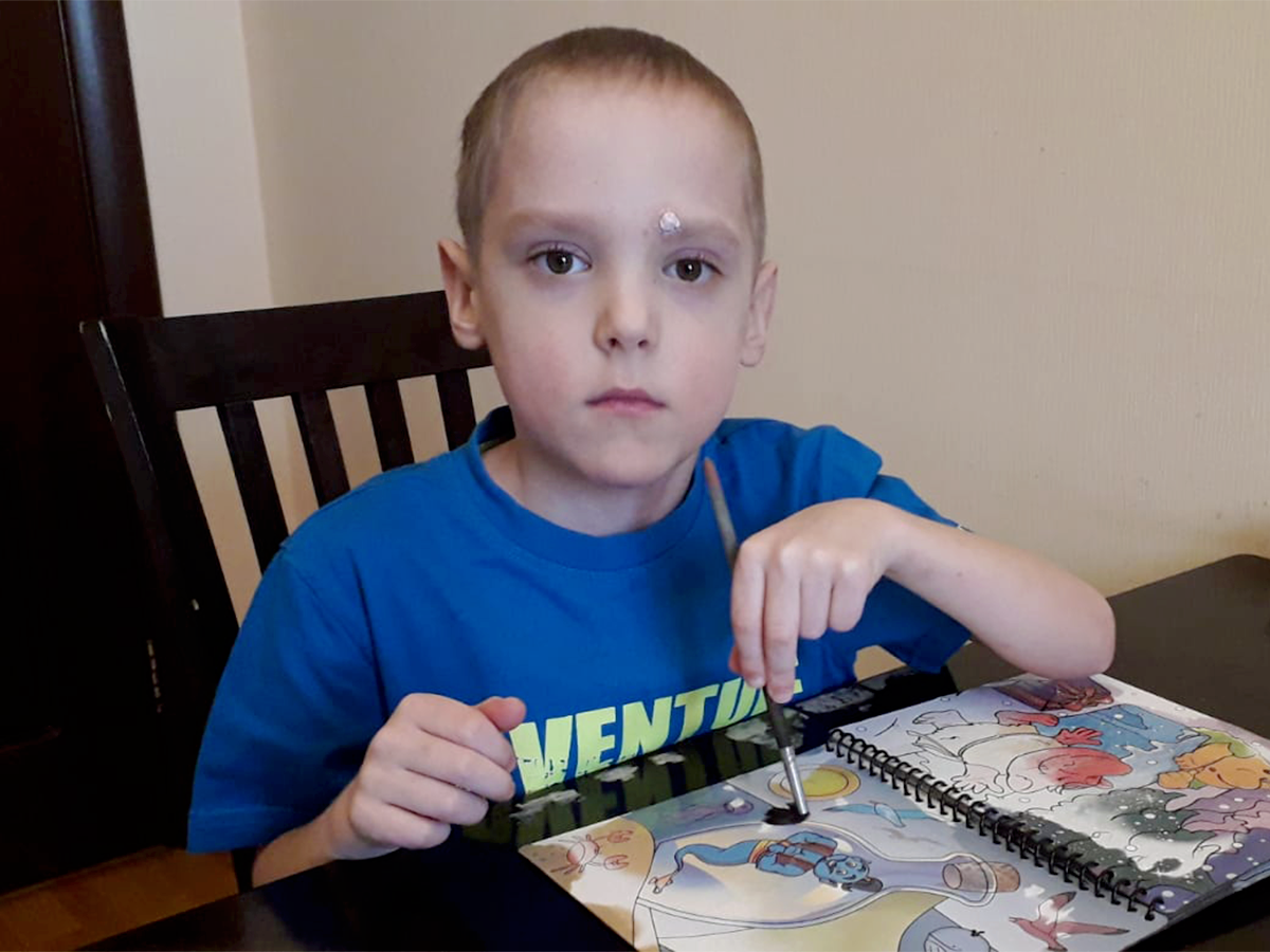 Свободное время мальчик любит посвящать рисованию