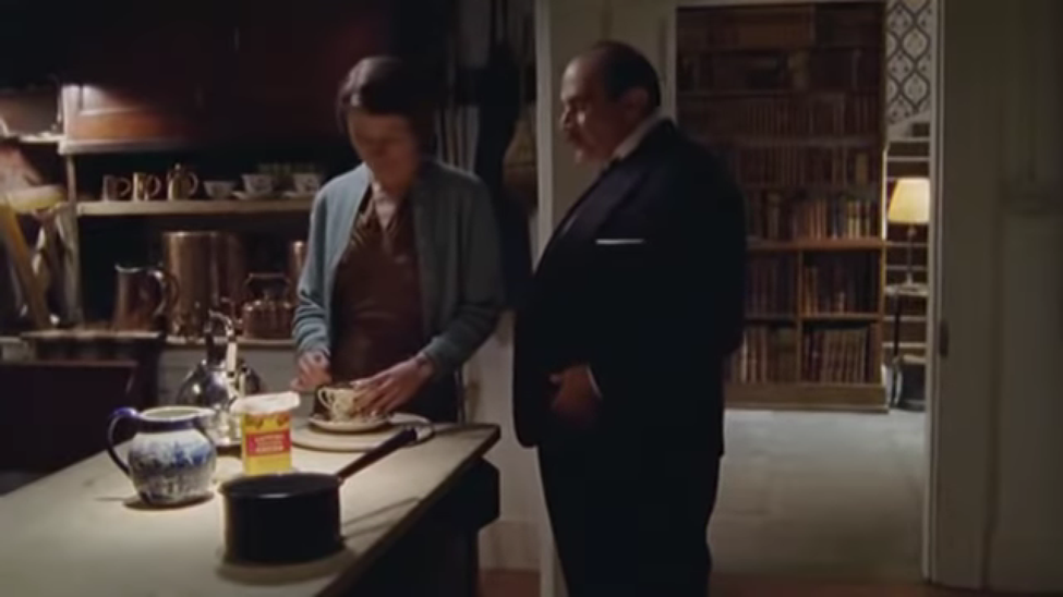 «Вам приготовить какао на ночь, месье Пуаро?» - «Спасибо, я лучше сам.»