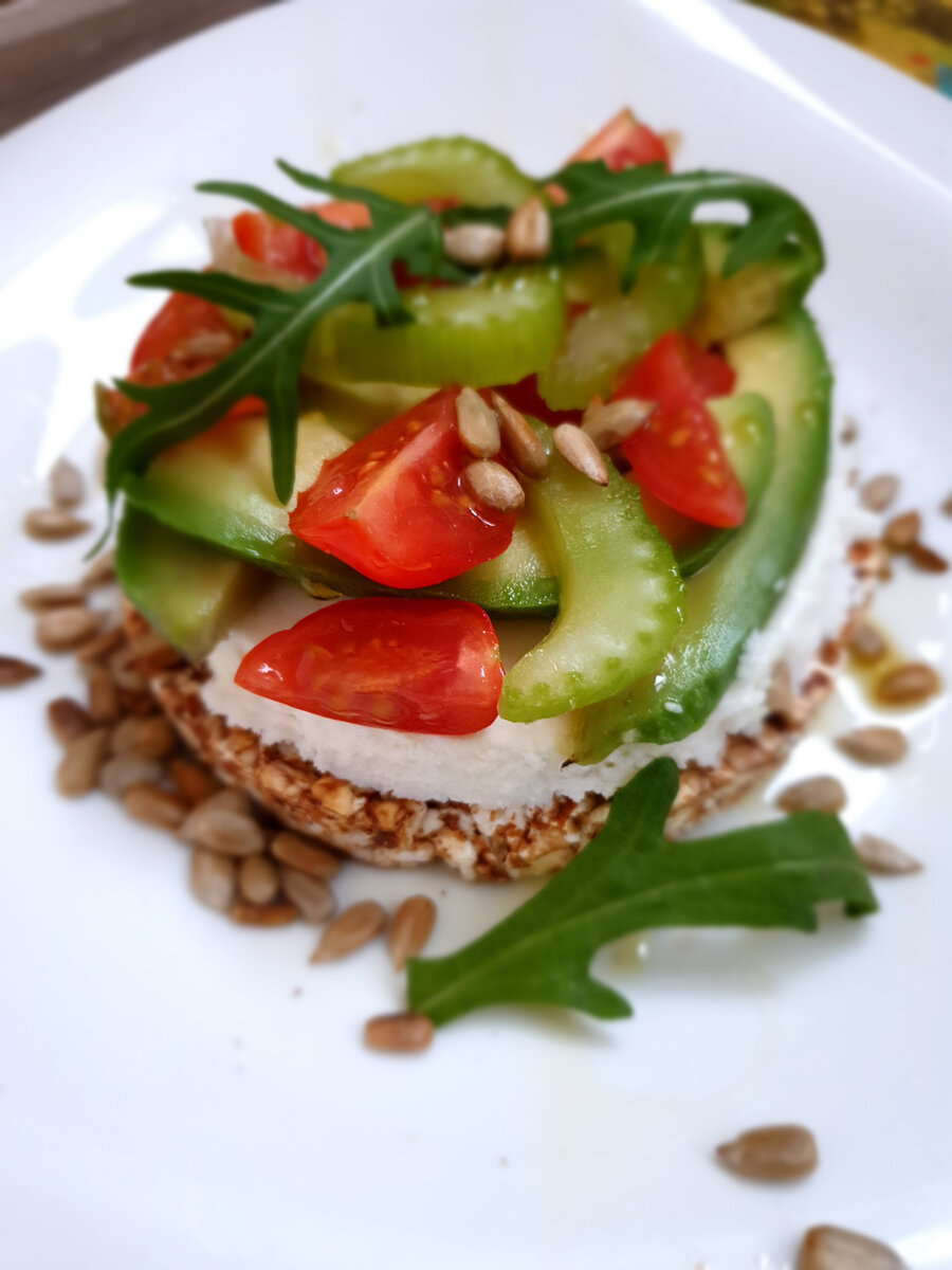 Предлагаю приготовить вот такой супер полезный бутерброд на завтрак как самостоятельное блюдо, на обед или ужин как вариацию вместо салата💚