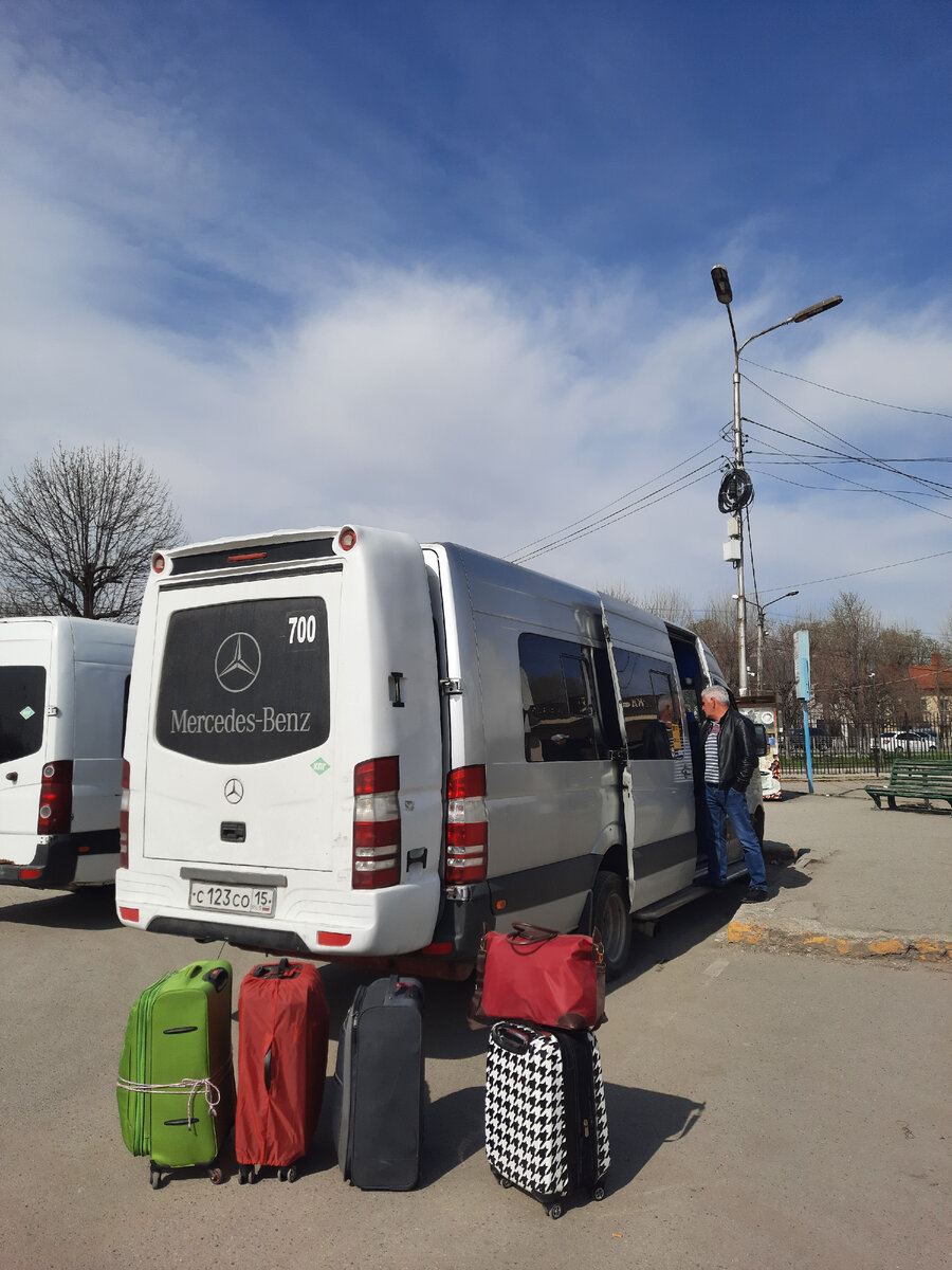 Наши четыре чемодана заняли весь низ багажника. Сумку я в салон взяла.