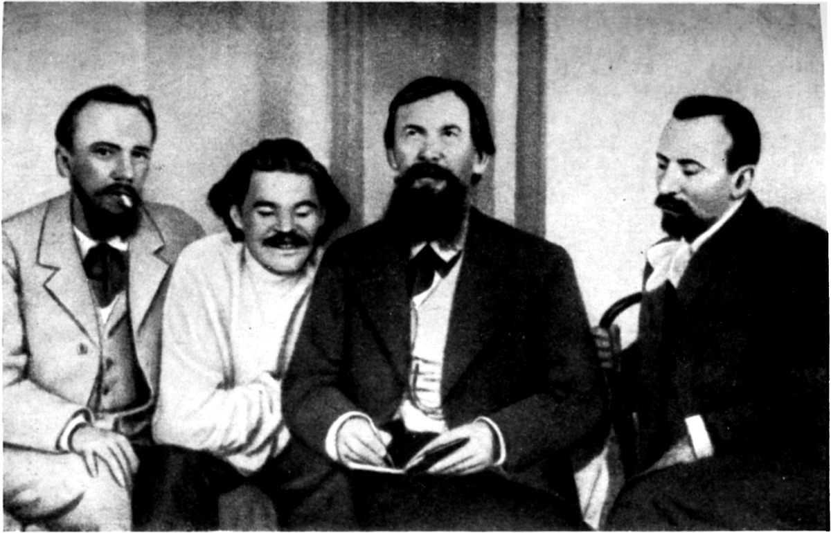 По краям на фото - 2 доктора - Средин (по правую руку Горького) и Алексин - с краю по левую руку, которые участвовали в консилиуме в 1901 году. фото из интернета