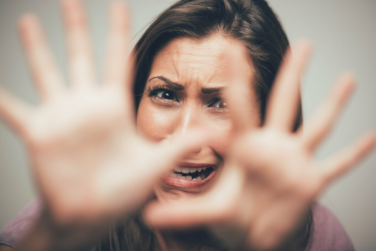 Scared на русском. Женщина в панике. Женщина страх. Женщина боится. Страх эмоция