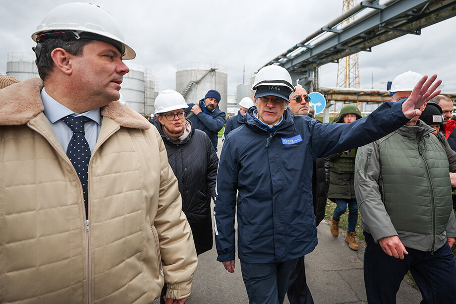 29 марта 2023 года, Энергодар (Запорожская область, Россия). Генеральный директор МАГАТЭ Рафаэль Гросси (в центре) во время посещения Запорожской атомной электростанции. Делегация во главе с Гросси включила в себя 11 представителей МАГАТЭ и семь представителей департамента безопасности и поддержки ООН. Фото: Эрик Романенко/ТАСС