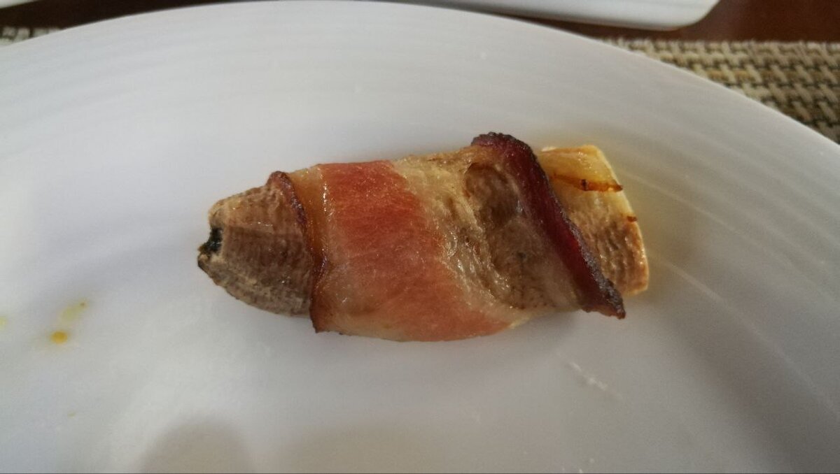 Не пугайтесь! Это банан в беконе.