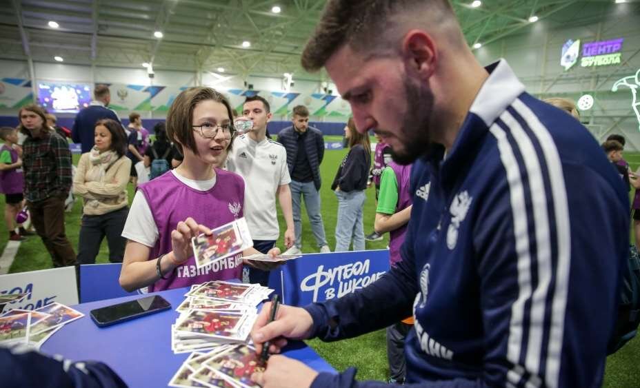    Алексей Гасилин никогда не отказывает в автографе. Фото: РФС