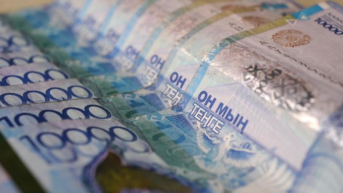    Купюры в 10 тыс. тенге наложены друг на друга:NUR.KZ / Владимир Третьяков