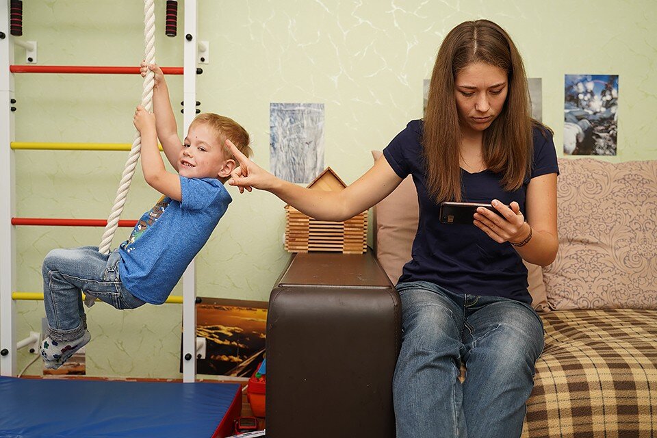     - Сама в телефоне сидит, а меня ругает! Светлана МАКОВЕЕВА