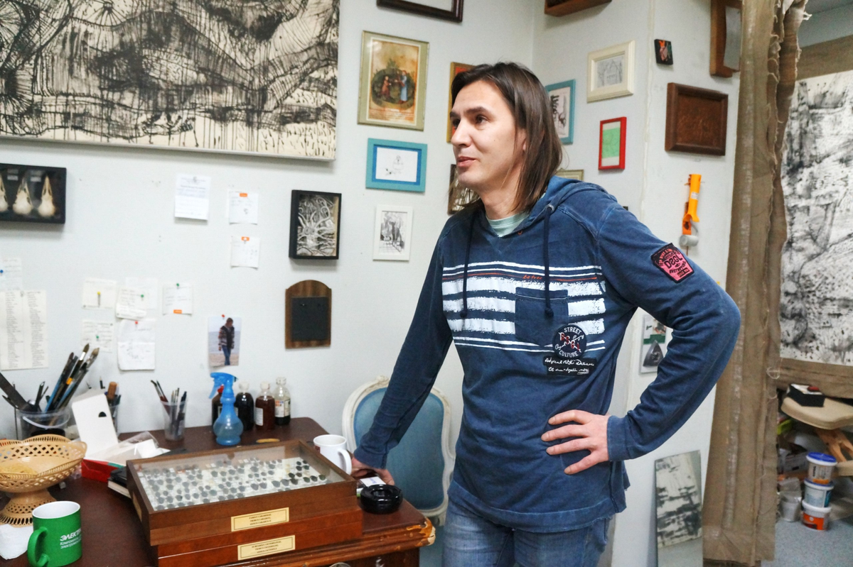 Валерий Гриковский в своей мастерской