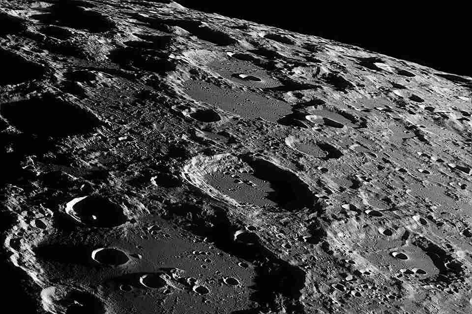 Поверхность луны (getcosmos.ru)