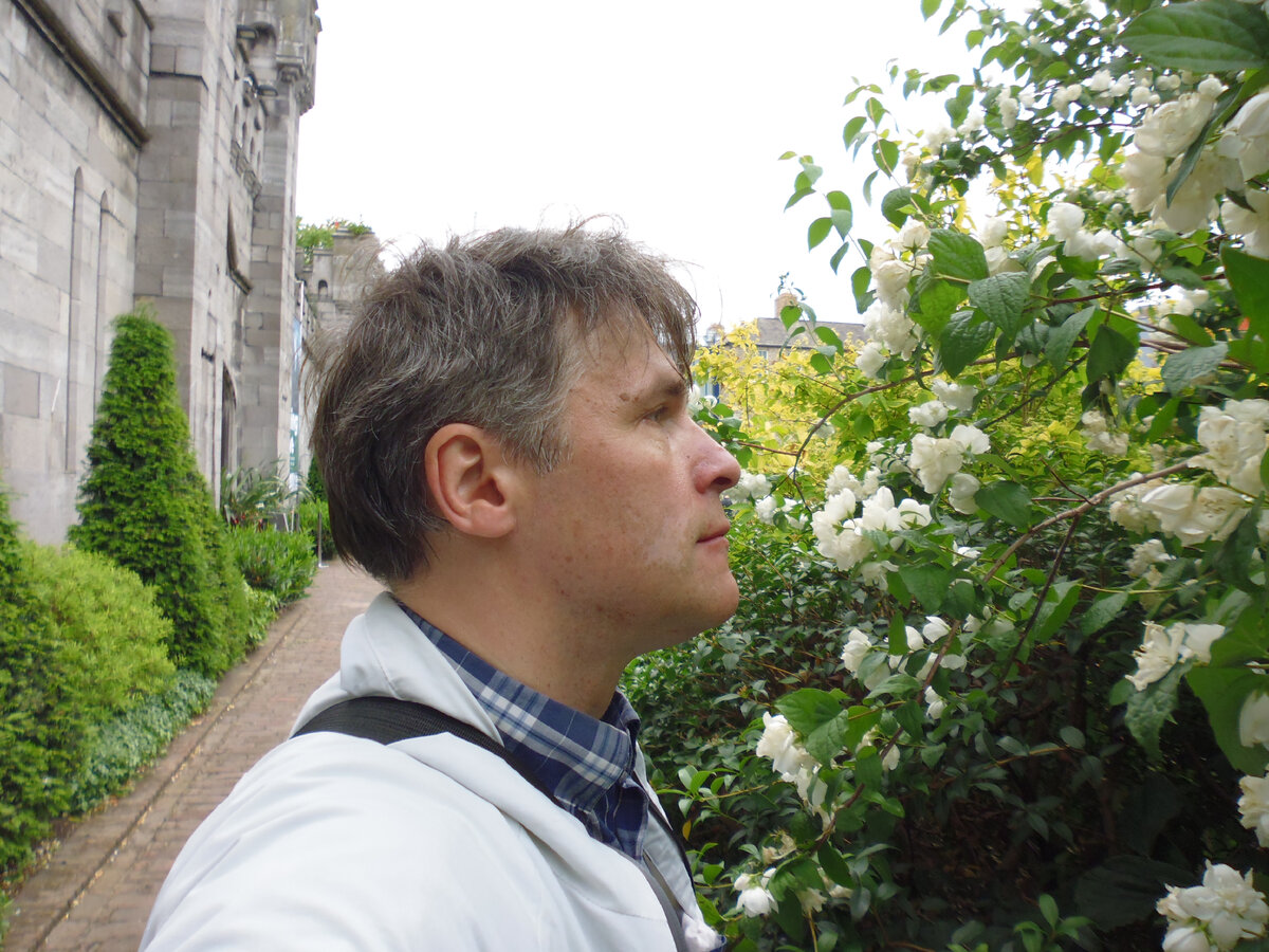 Автор у жасмина в саду Дублинского замка