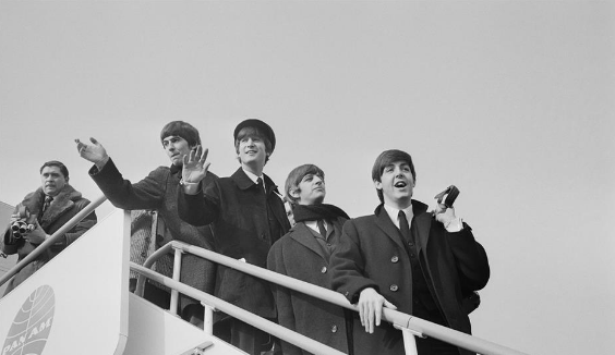 The Beatles после прилета в Лондон из-за океана, 1964 год