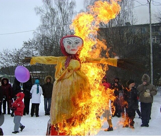 Сжигание чучела Масленицы.