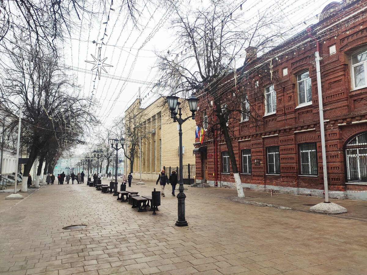 Первый гриб располагается на Почтовой улице, известной также "Рязанский Арбат" или "Рязанский Бродвей".
Своим названием улица обязана почтовому отделению, которое появилось здесь первым в губернии. Почтовая контора возникла благодаря деятельности первого рязанского наместника М. Н. Кречетникова – не без его участия почтовый тракт, соединяющий Москву и Астрахань, прошёл именно через губернский город. Тракт стал короче на 31 версту, а Рязань обзавелась собственной почтовой конторой.