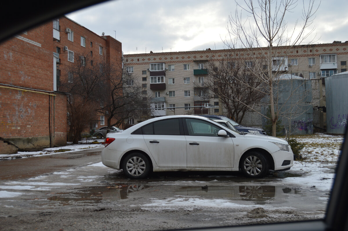 Фото автора. Городской двор. Вид из окна автомобиля. Февраль 2023.