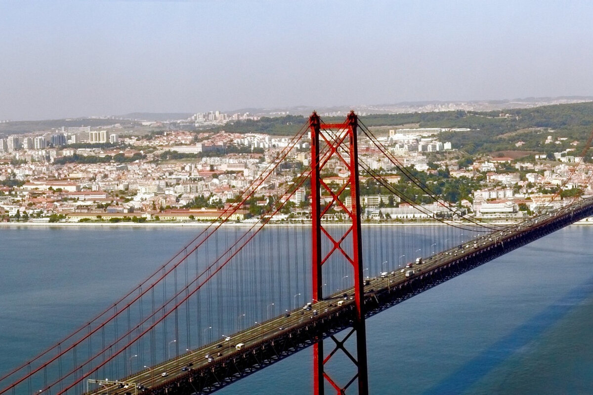    Если рассматривать плюсы Португалии, жизни и работы в ней, и выбирать город исходя из них, то стоит обратить внимание на Лиссабон.Фото: Википедия