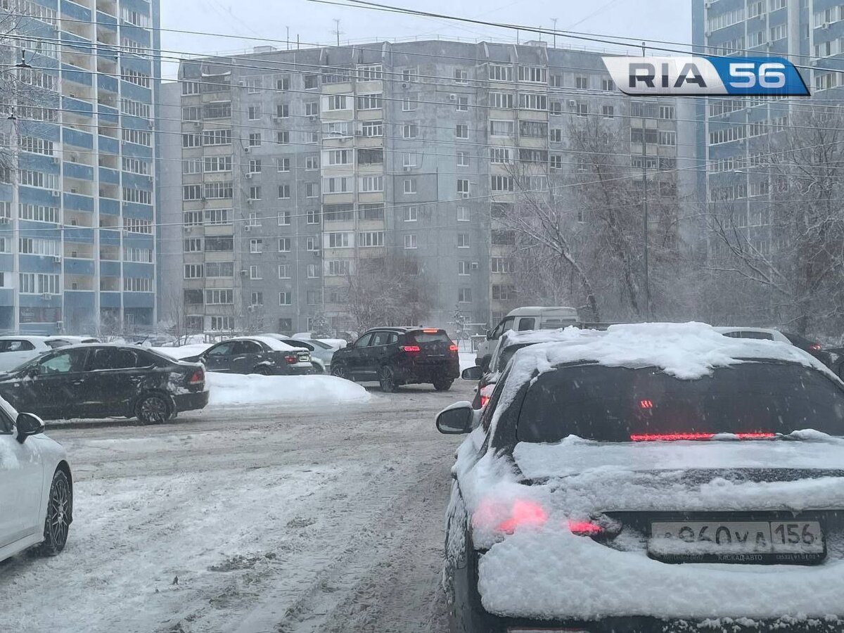  📷    Не проехать, не пройти: Оренбург встал в жутких пробках из-за неубранных от снега улиц Андрей Севостьянов