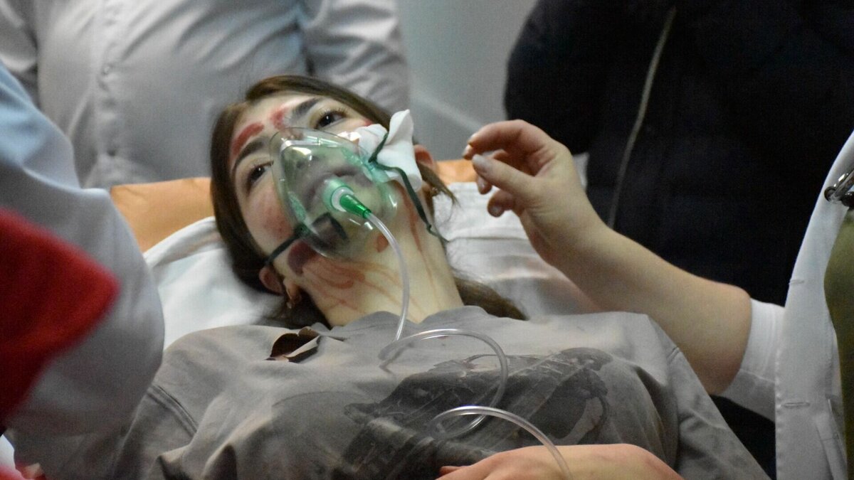     Съемочная группа NewsTracker побывала на учениях медиков, где врачи отрабатывали навыки оказания помощи при массовом поступлении пострадавших от взрыва бытового газа. Десять тяжелых пациентов удалось «спасти» за 25 минут.