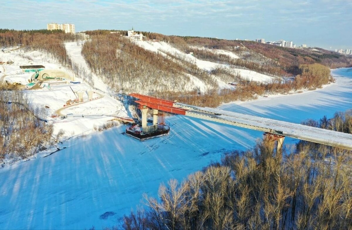 Дорога с тоннеля выходит на пока ещё строящийся мост через реку. 