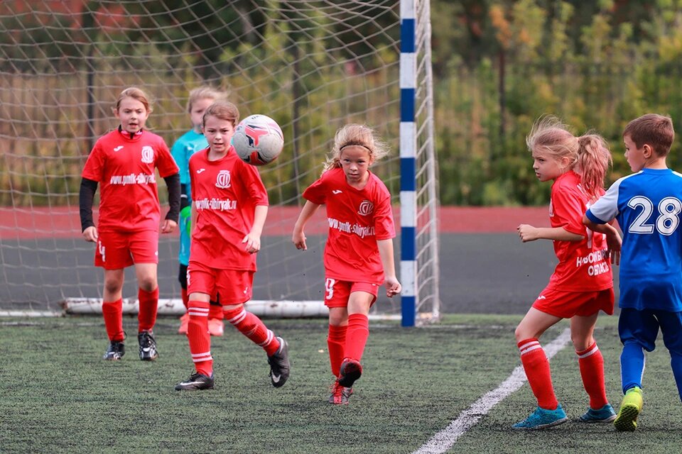 Вижу мяч - не вижу препятствий! (Вика Поспелова - в центре.) Фото: Дмитрий ГОЛОМИДОВ